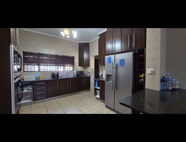 4 BEDROOM HOUSE FOR SALE IN ROOIHUISKRAAL NORTH